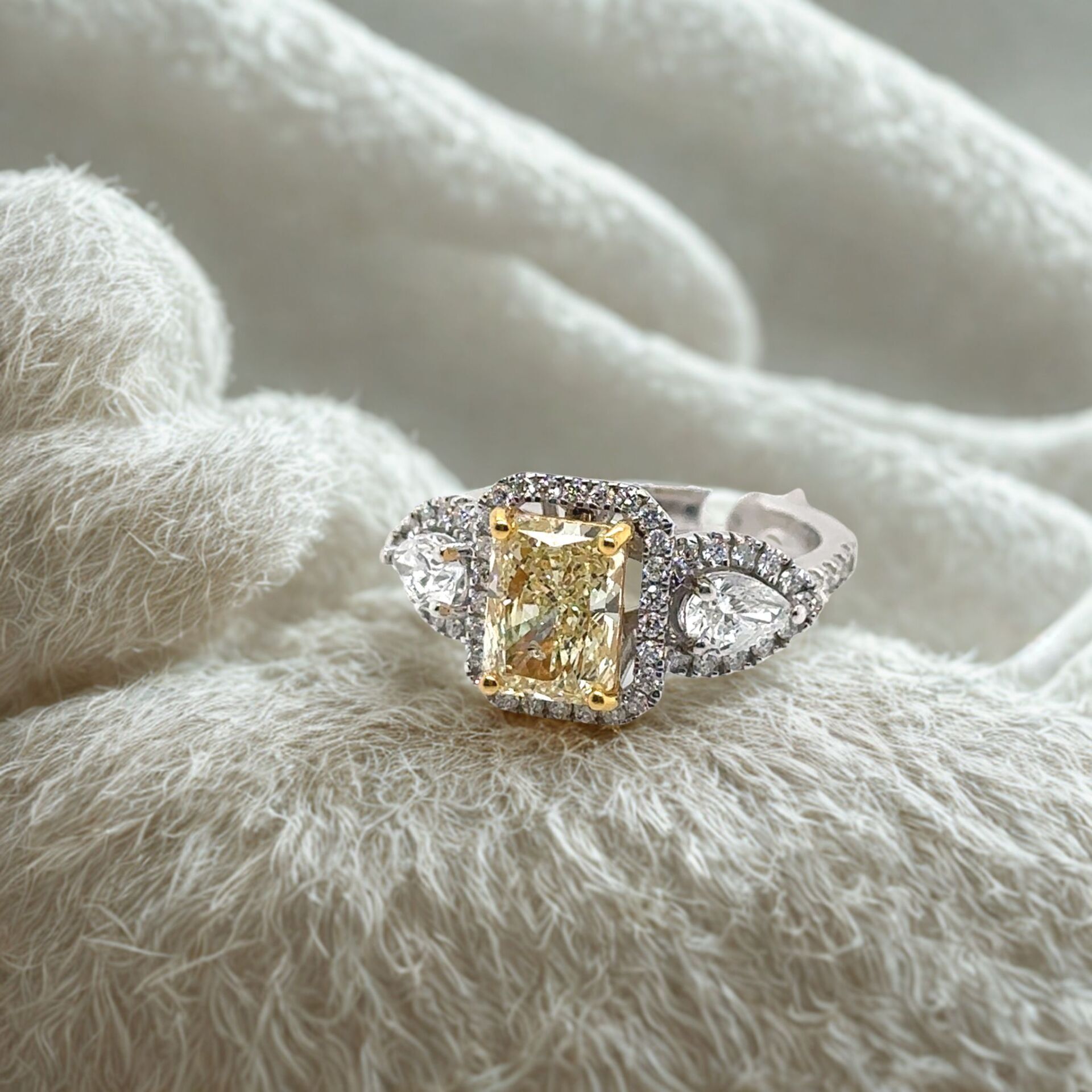 2.00 Karat Fancy Sarı Pırlanta Yüzük