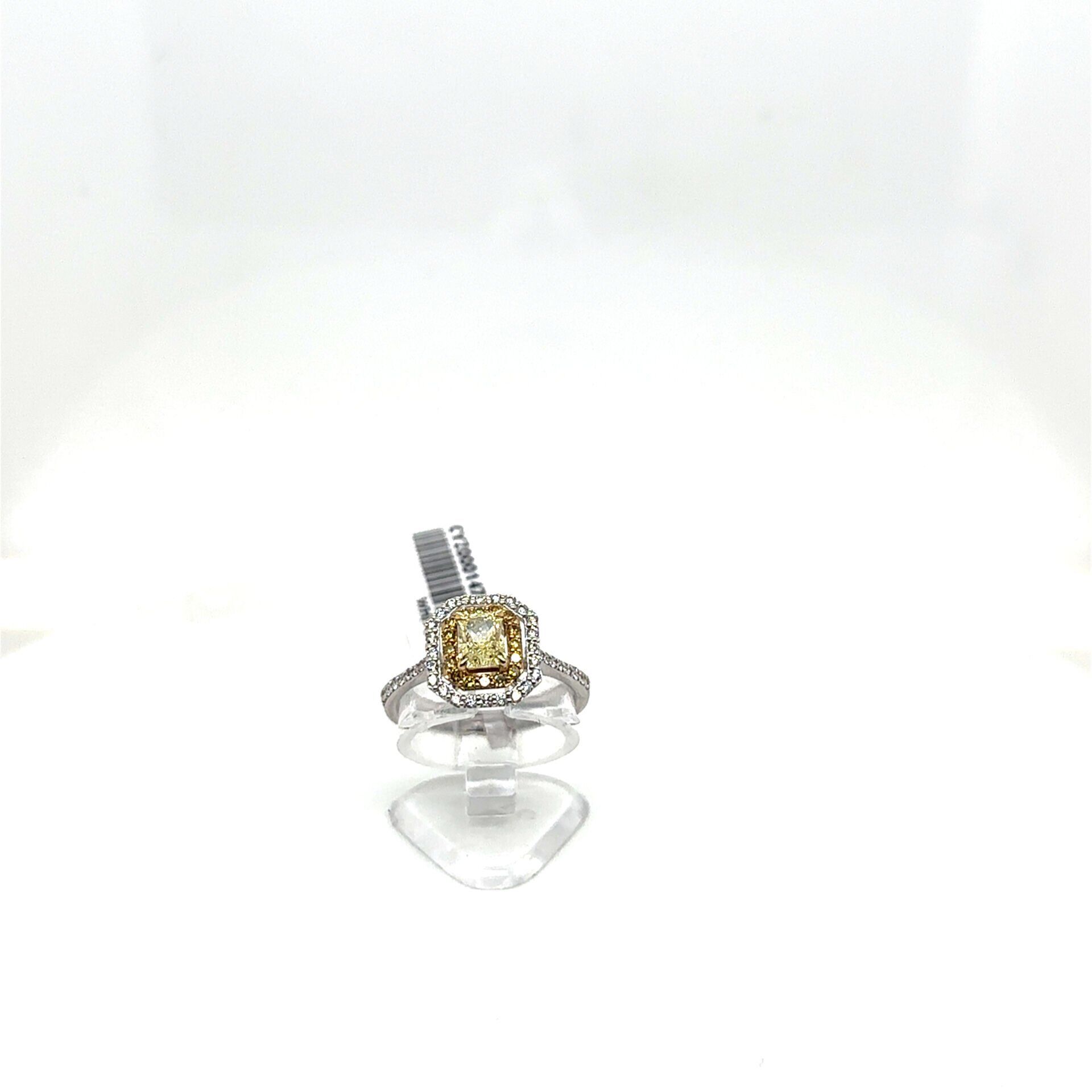 0.66 Karat Fancy 0.16 Karat Sarı Saphirre 0.26 Karat Pırlanta Yüzük