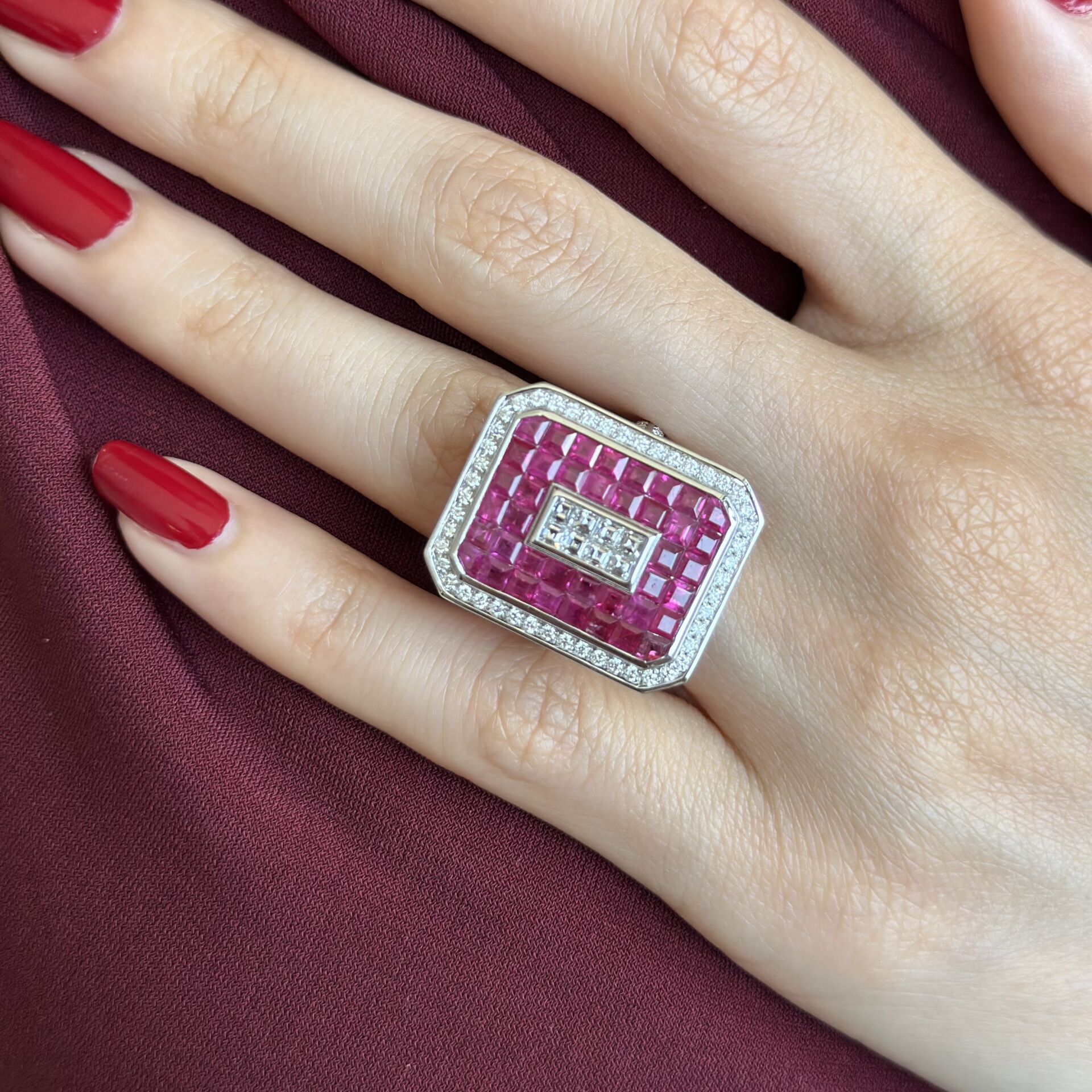 0.68 Karat Pırlanta 0.37 Karat Pırlanta 3.78 Karat Ruby 18 Ayar Beyaz Altın Yüzük