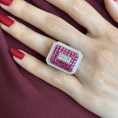 0.68 Karat Pırlanta 0.37 Karat Pırlanta 3.78 Karat Ruby 18 Ayar Beyaz Altın Yüzük