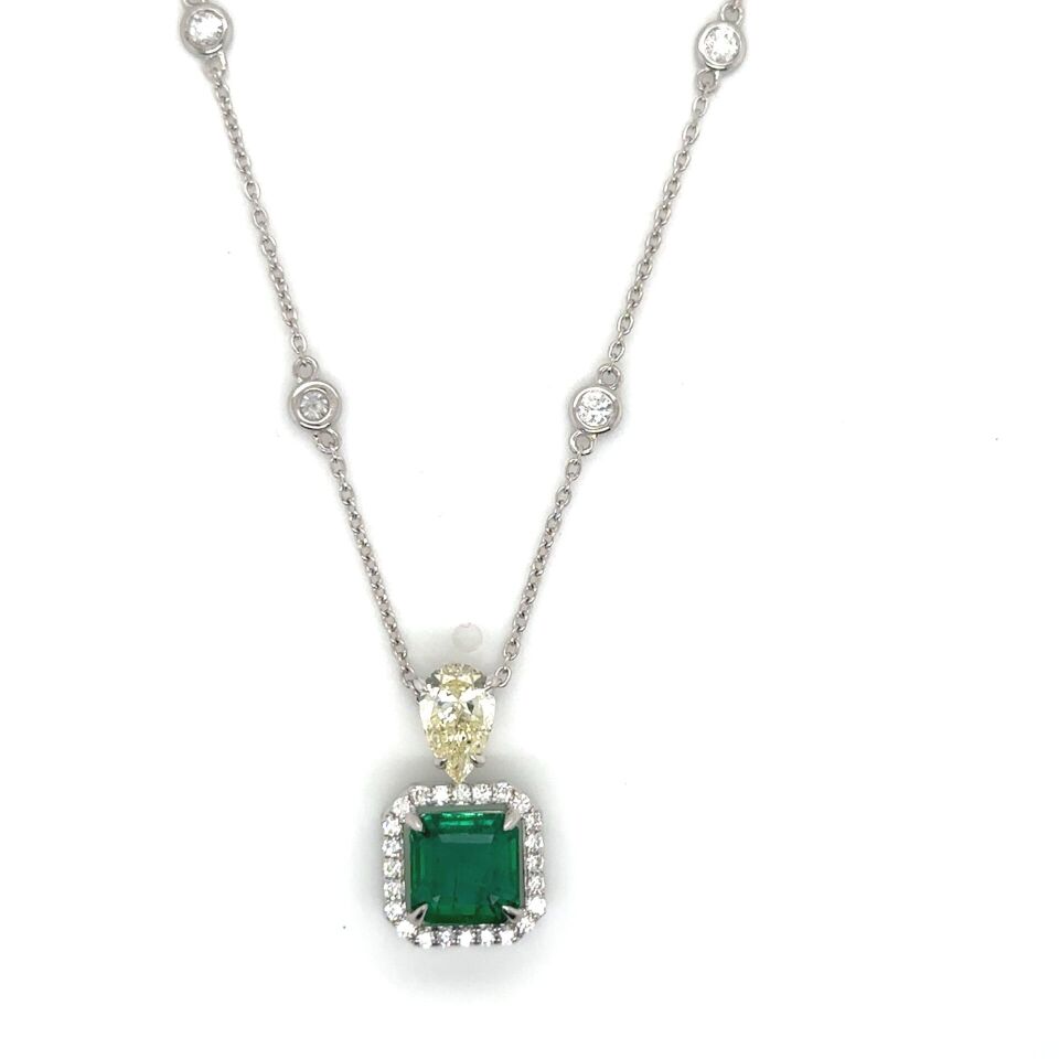 0.72﻿ Karat Light Fancy 0.80 Karat Pırlanta 2.52 Karat Zümrüt Kolye