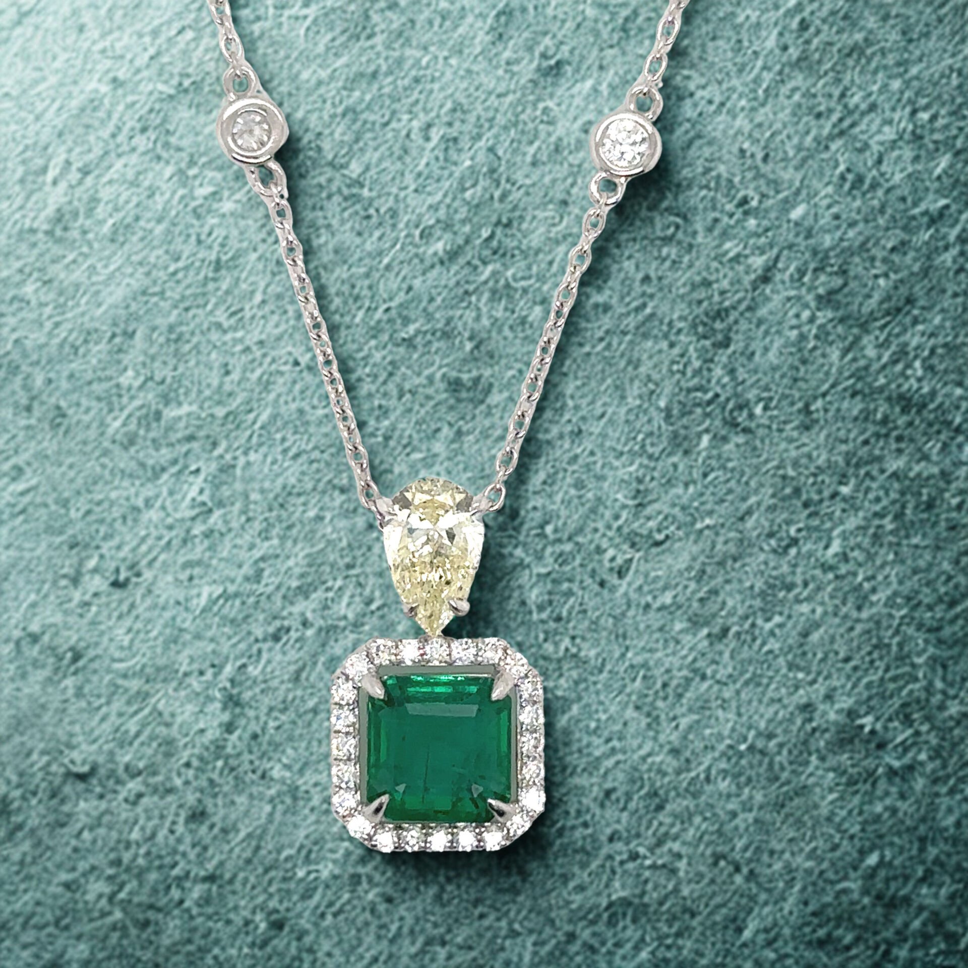 0.72﻿Karat Light Fanc. 0.80 Karat Pırlanta 2.52 Karat Zümrüt 18K Kolye