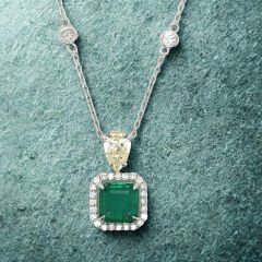 0.72﻿Karat Light Fanc. 0.80 Karat Pırlanta 2.52 Karat Zümrüt 18K Kolye