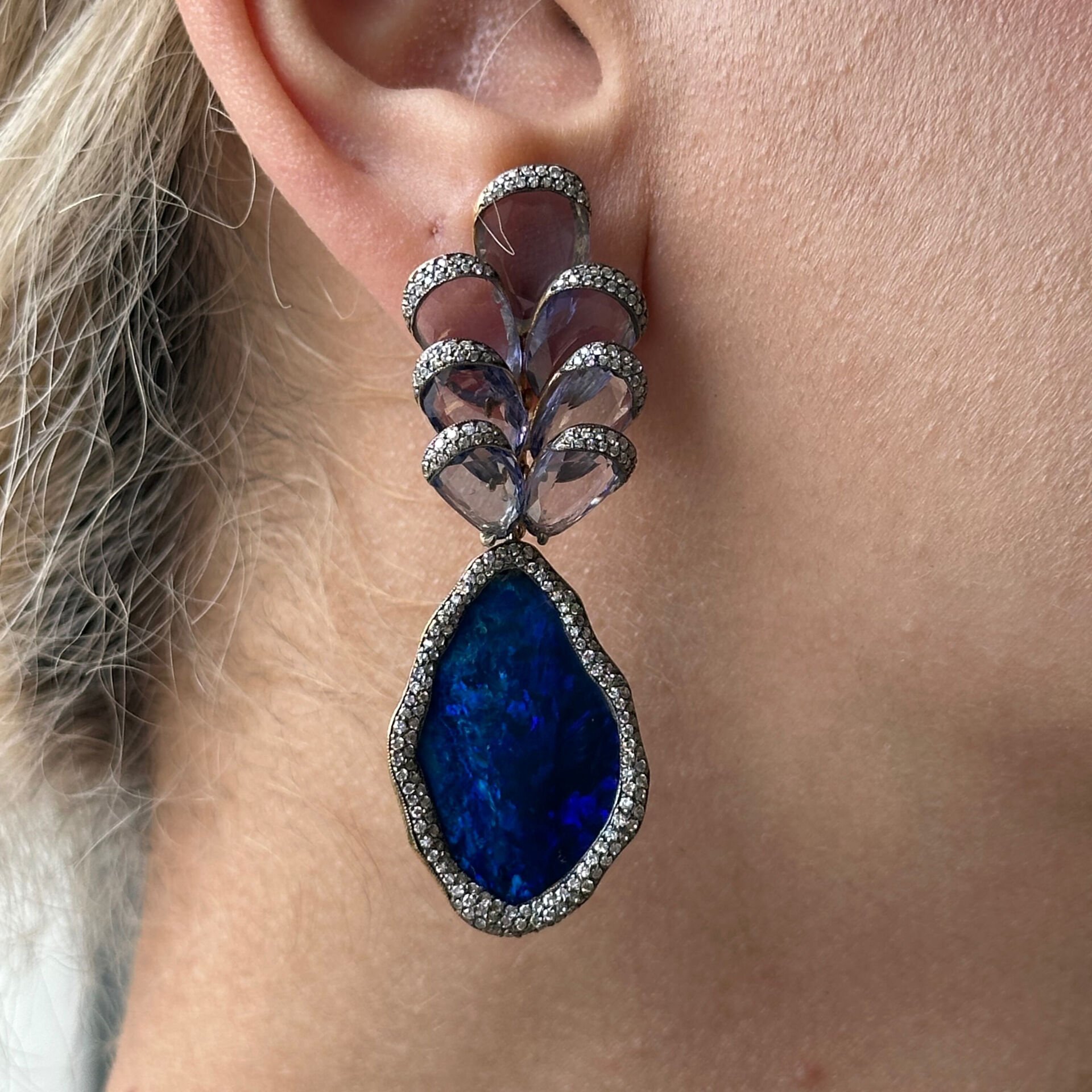 3.75 Karat Pırlanta 6.70 Karat Safir 22.45 Karat Opal 18K Sarı Altın Küpe
