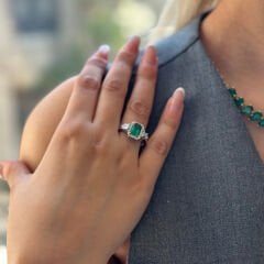 0.76 Karat Pırlanta 1.80 Karat Zümrüt 10 Ayar Beyaz Altın Yüzük
