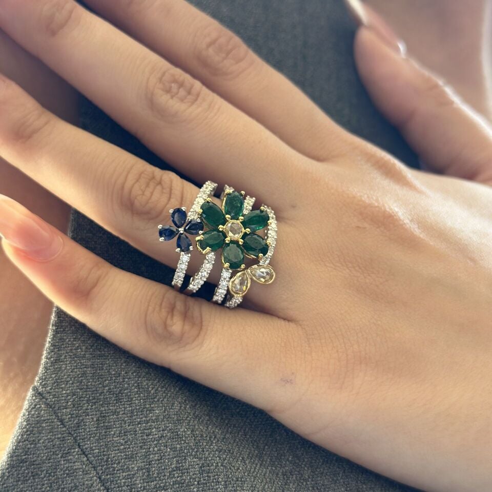 2.70 Karat Pırlanta 1.01 Karat Elmas 5.40 Karat Zümrüt 1.90 Karat Safir Yüzük Küpe Set