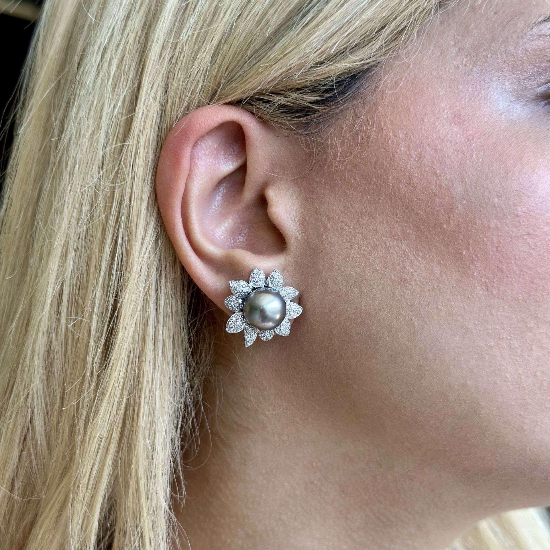 0.50 Karat Pırlanta Gri İnci 18K Beyaz Altın Küpe