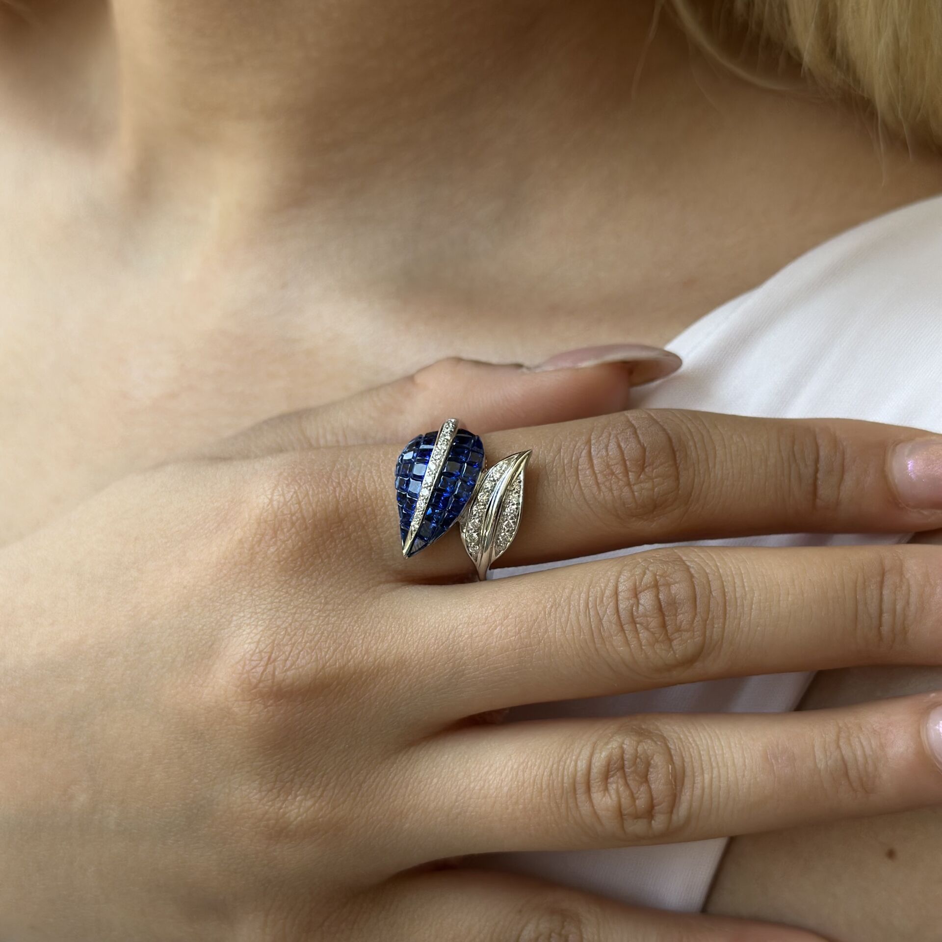 4.10 Karat Sapphire 0.30 Karat Pırlanta 18 Ayar Beyaz Altın Yüzük