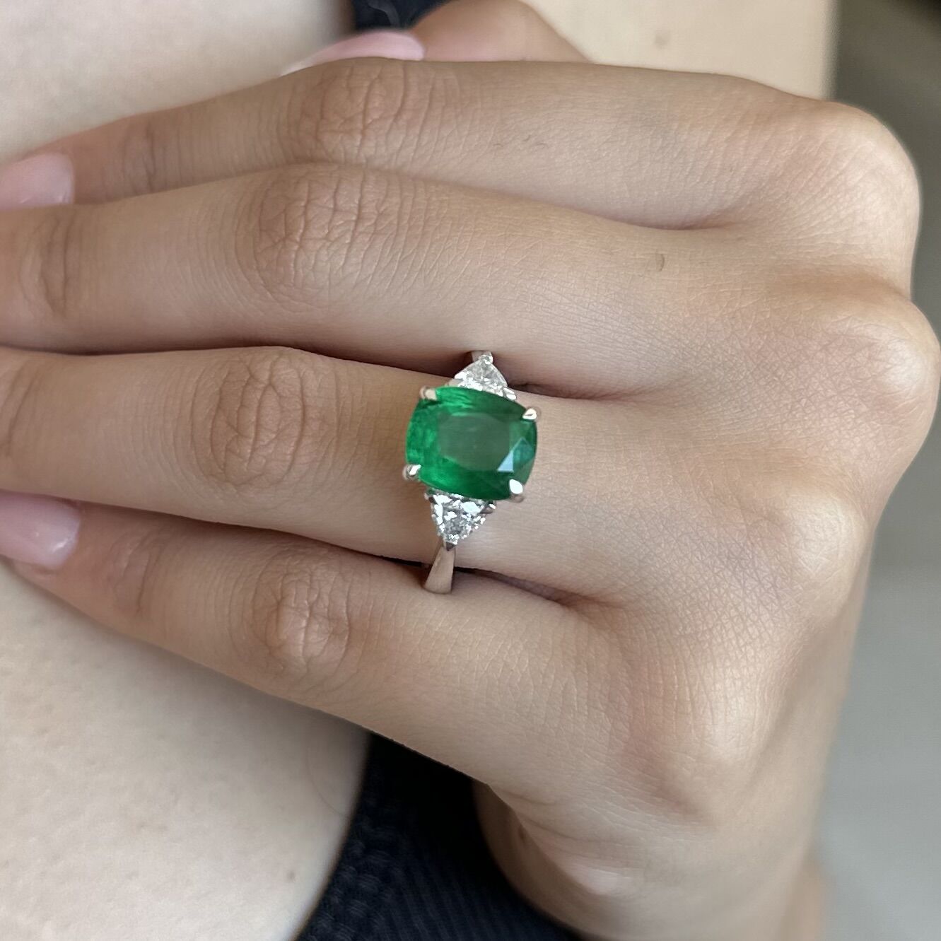 0.65 Karat Pırlanta 4.50 Karat Zümrüt 18 Ayar Beyaz Altın Yüzük