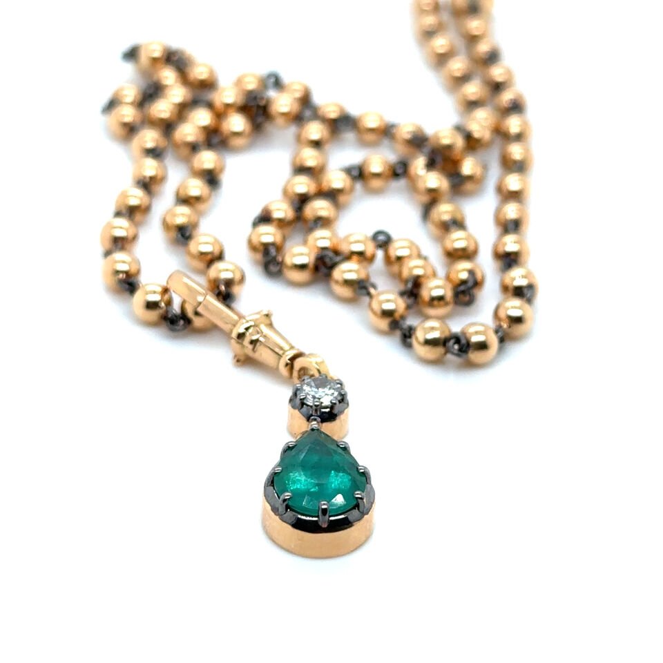 0.28 Karat Pırlanta 2.78 Karat Zümrüt Kolye