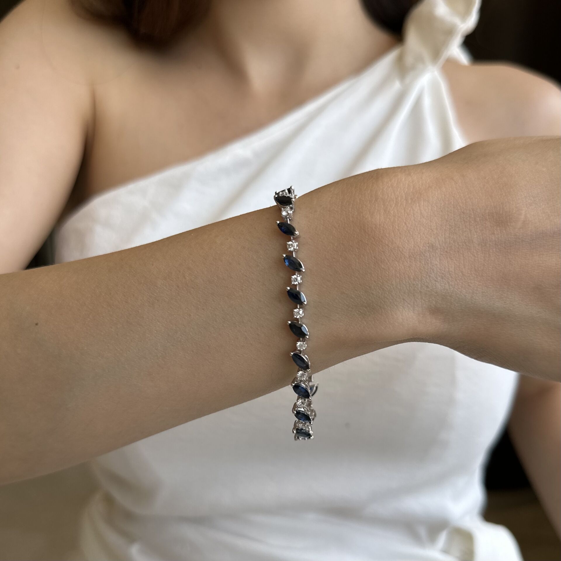1.05 Karat Pırlanta 7.40 Ct Safir Bileklik