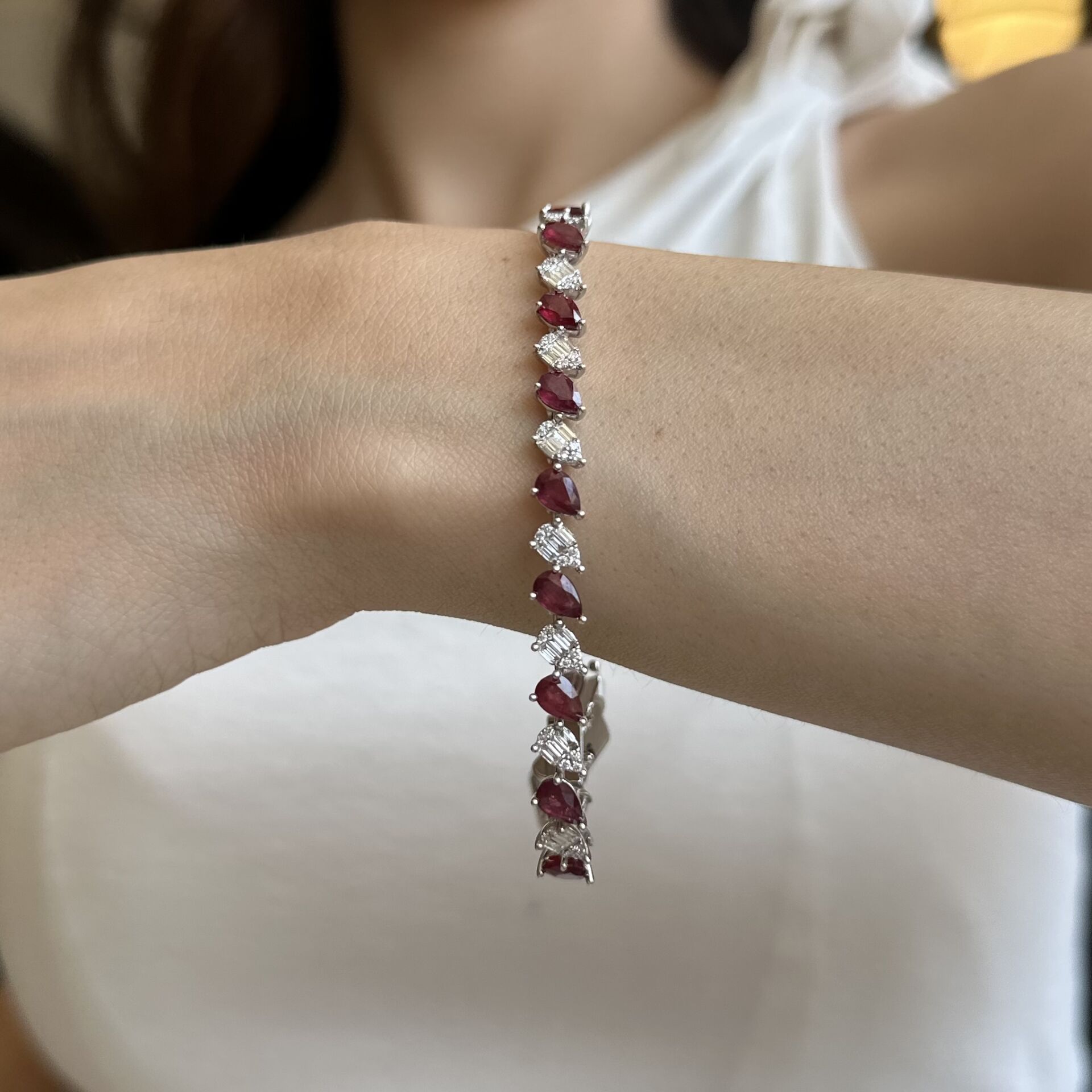 1.47 Karat Pırlanta 8.42 Ct Yakut Bileklik