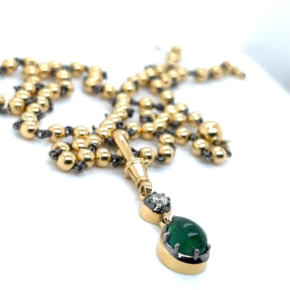 0.36 Karat Pırlanta 3.05 Karat Zümrüt Kolye