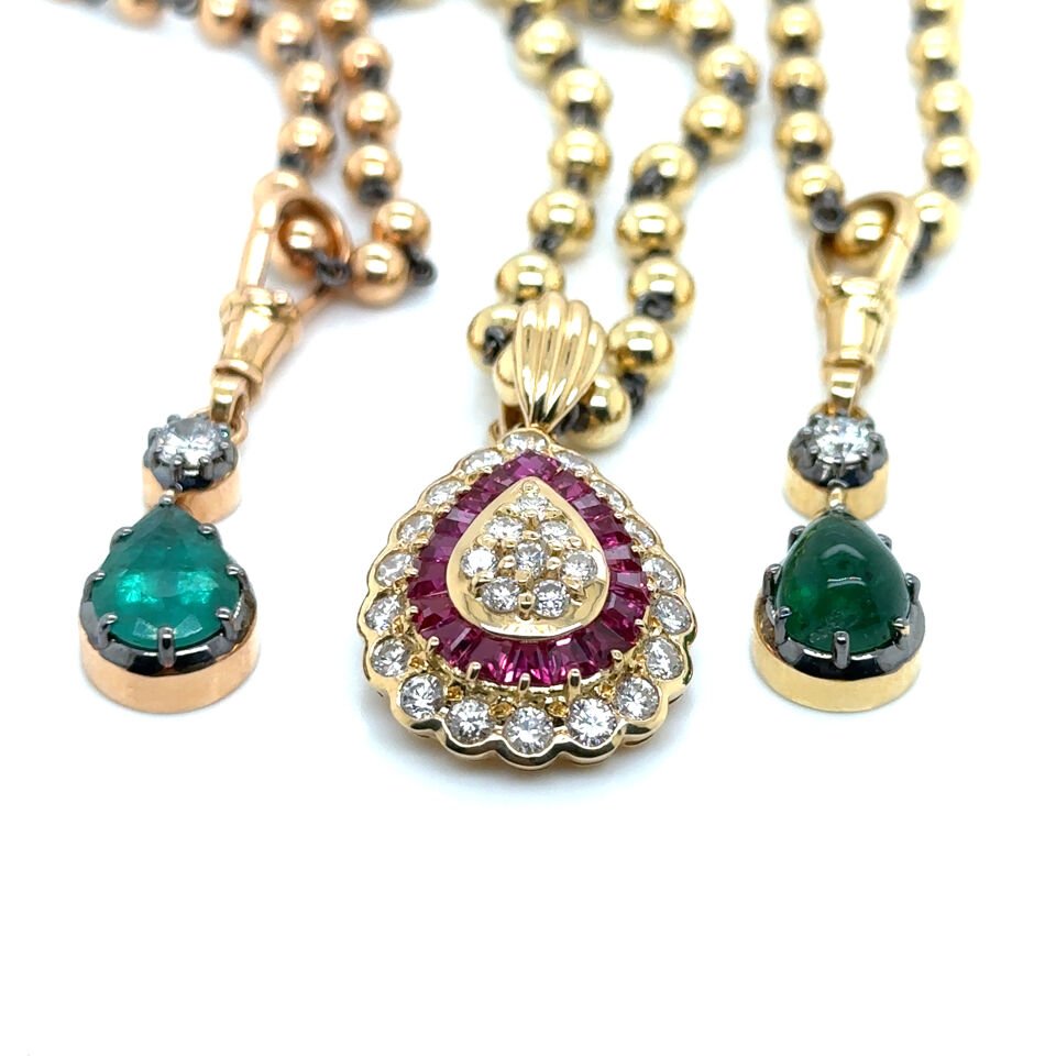 0.36 Karat Pırlanta 3.05 Karat Zümrüt Kolye