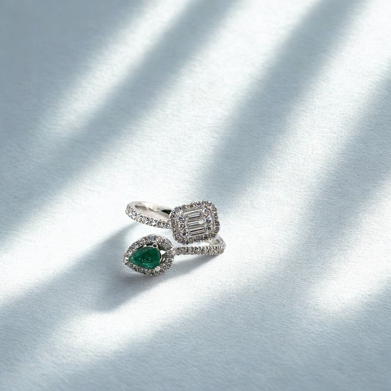 0.51 Karat Pırlanta 0.40 Karat Zümrüt Baget Yüzük