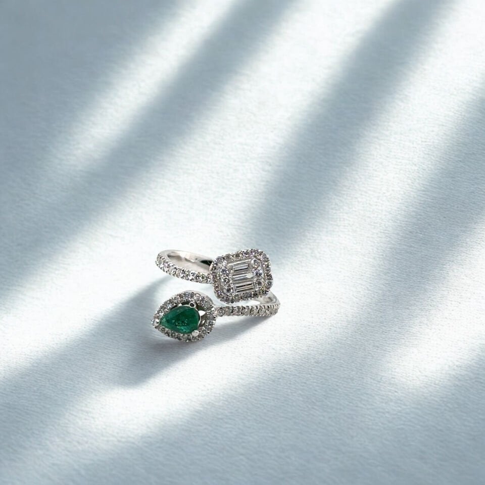 0.51 Karat Pırlanta 0.40 Karat Zümrüt Baget Yüzük